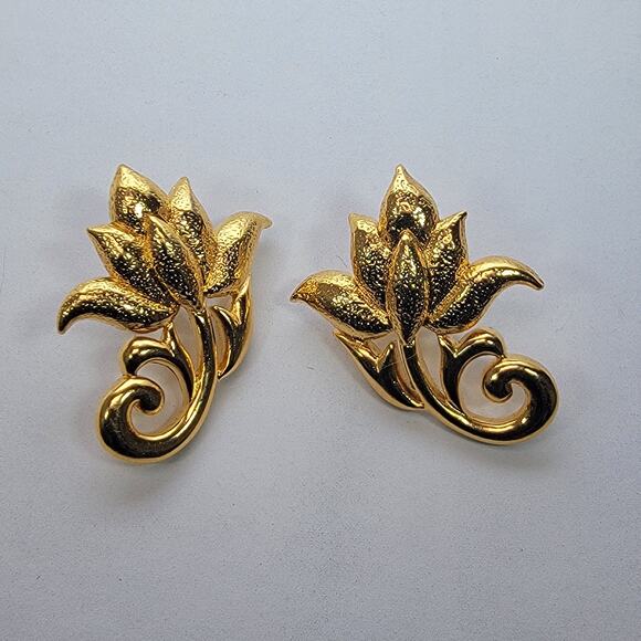 Vintage Gold-Tone Floral Earrings – Elegant Lotus Design, Classic Studs - Picture 4 of 10